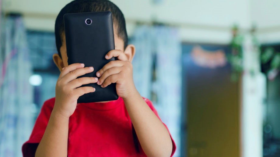 El uso de dispositivos móviles por niños: Entre el consumo y el cuidado familiar